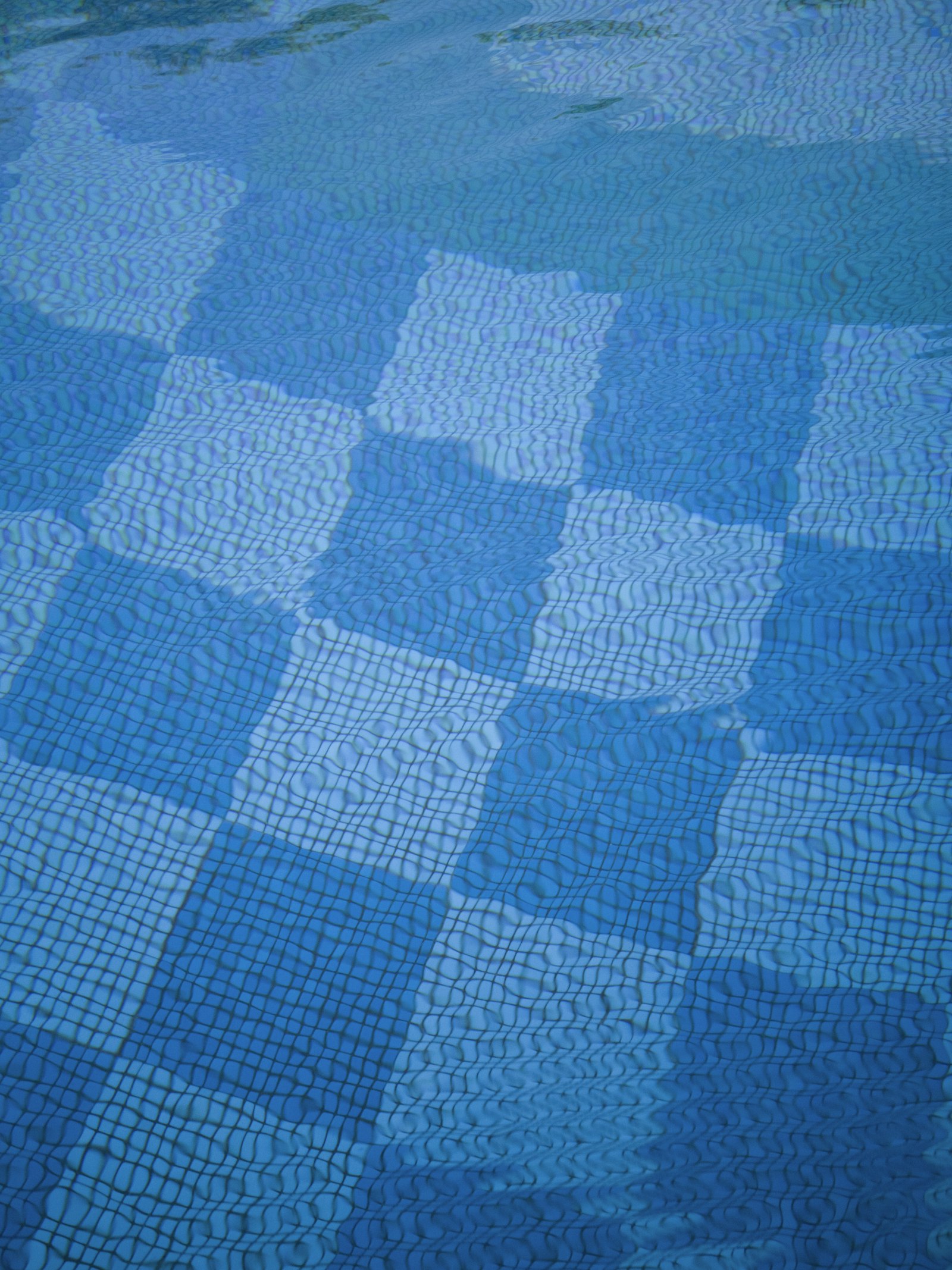 Piscina rehabilitada con acabado ajedrezado