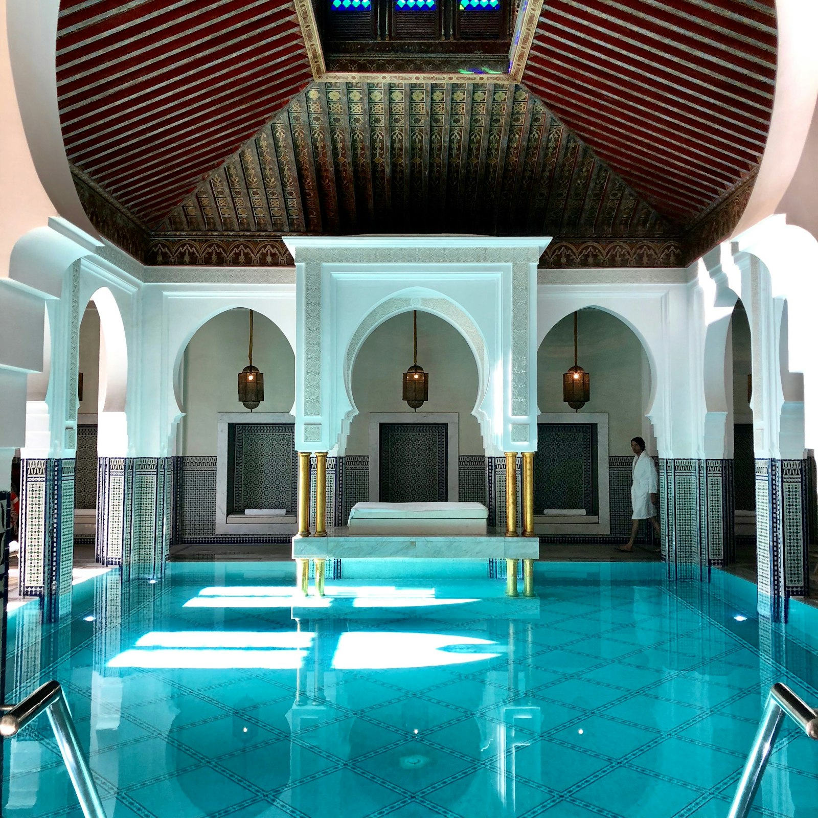 Piscina cubierta con azulejo azul renovado