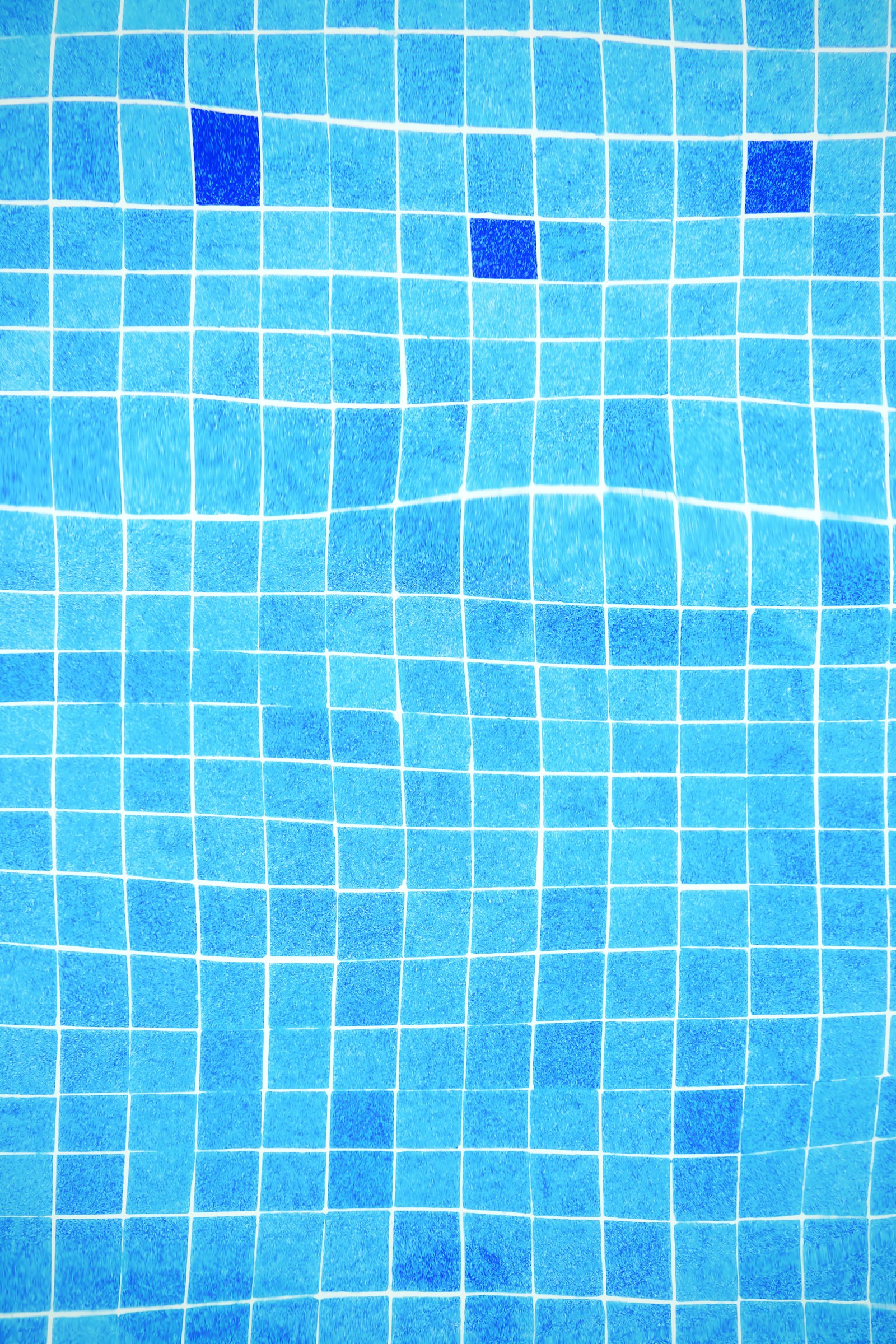 Piscina rehabilitada con azulejo azul en Alicante